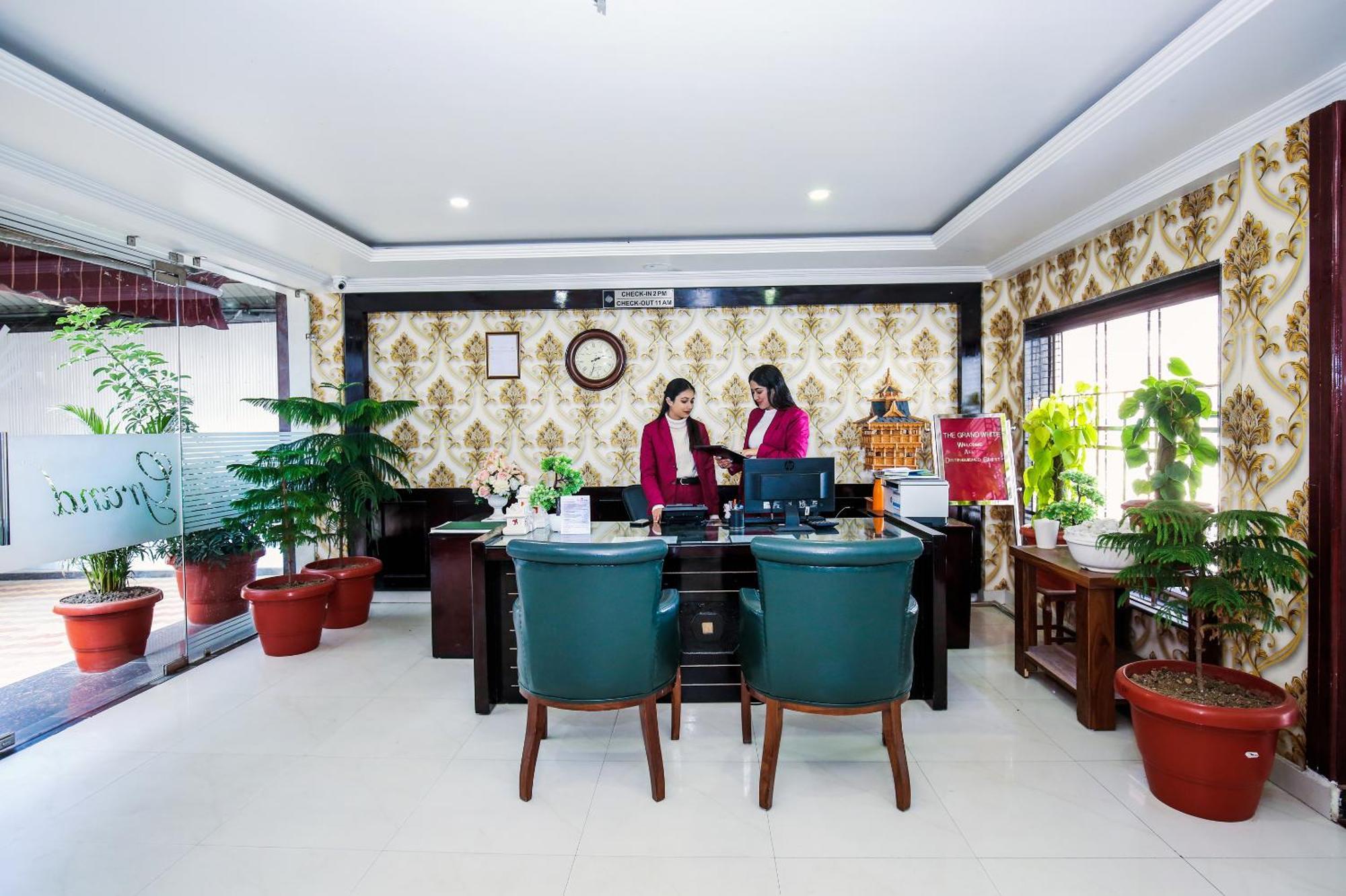 Hotel White Grand Shimla - In City Centre - A Centrally Ac Hotel Exteriör bild